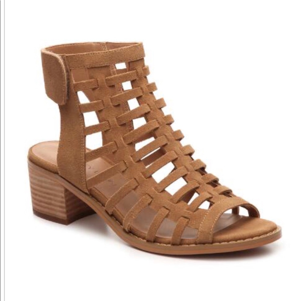 Stunning wear with everything sandals NWOT 7.5